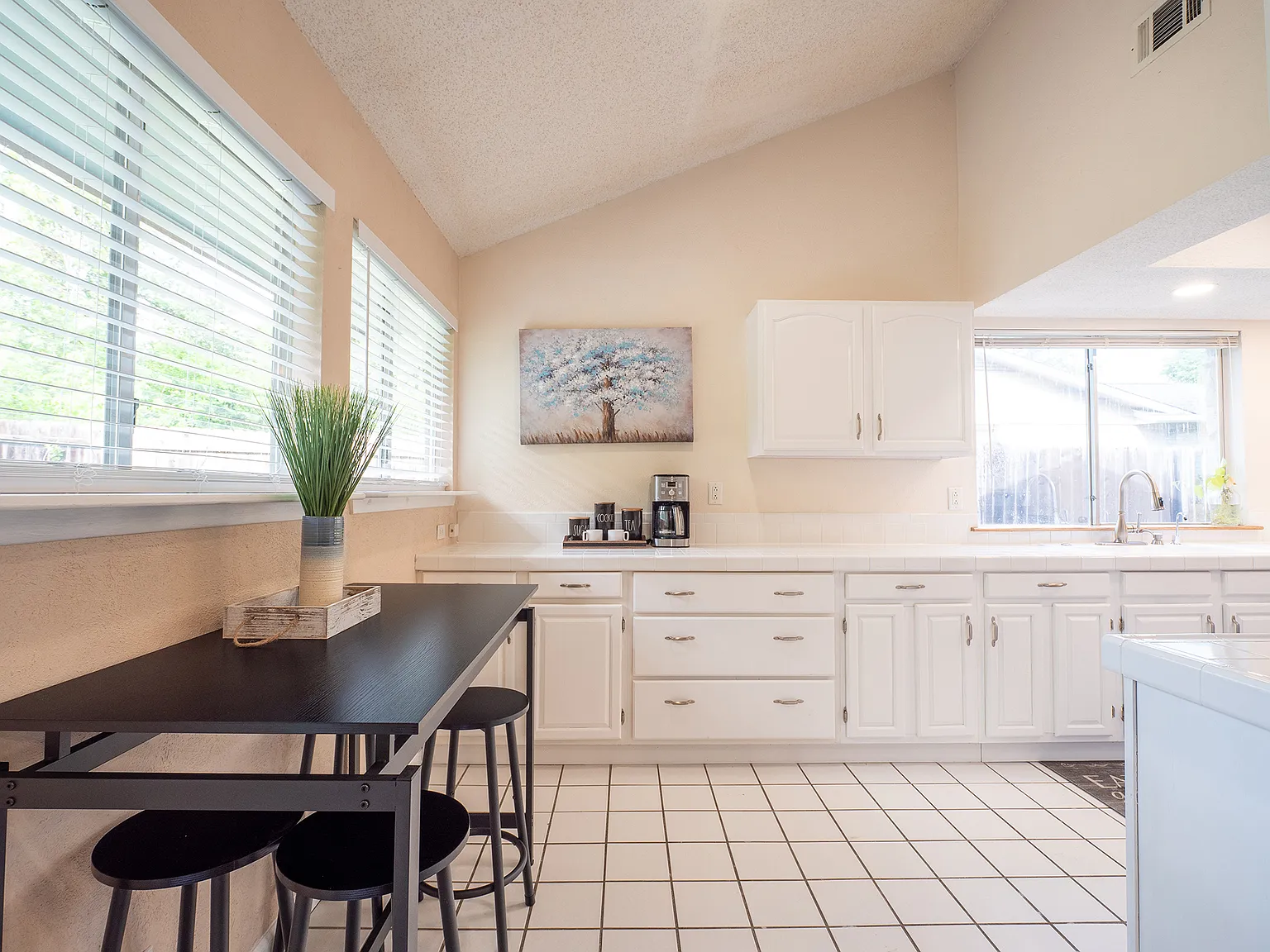 3 bed, 2308 sqft, $3,400 — Photo 2