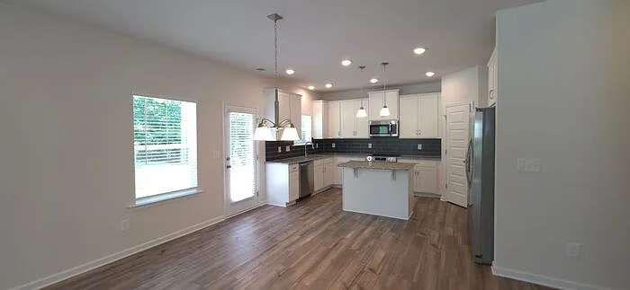 523 Grover St — Photo 4