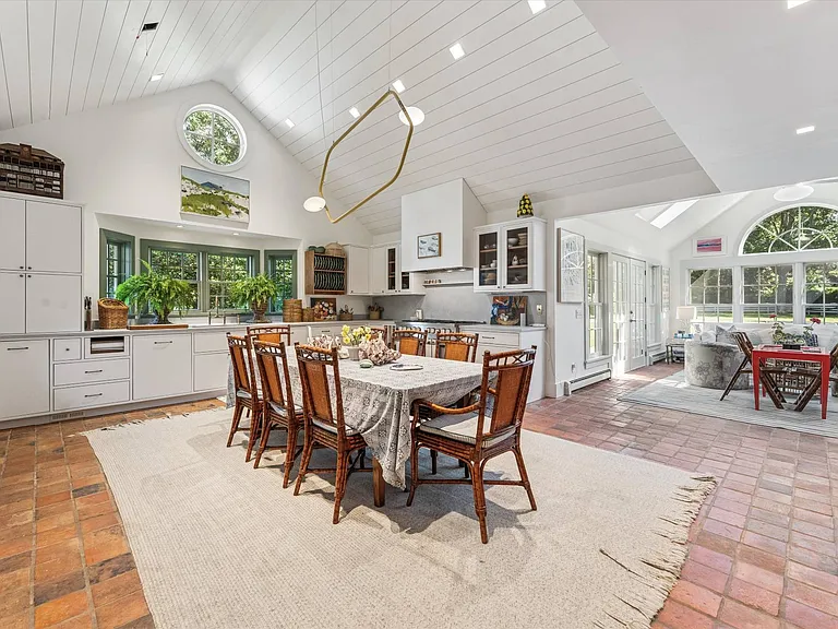 20 Quogue St — Photo 5