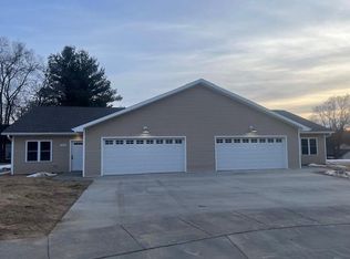 1940 Retzlaff Dr, Reedsburg, WI 53959