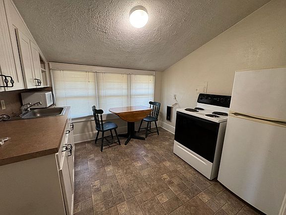 4th image of 630 NE Lincoln St #B