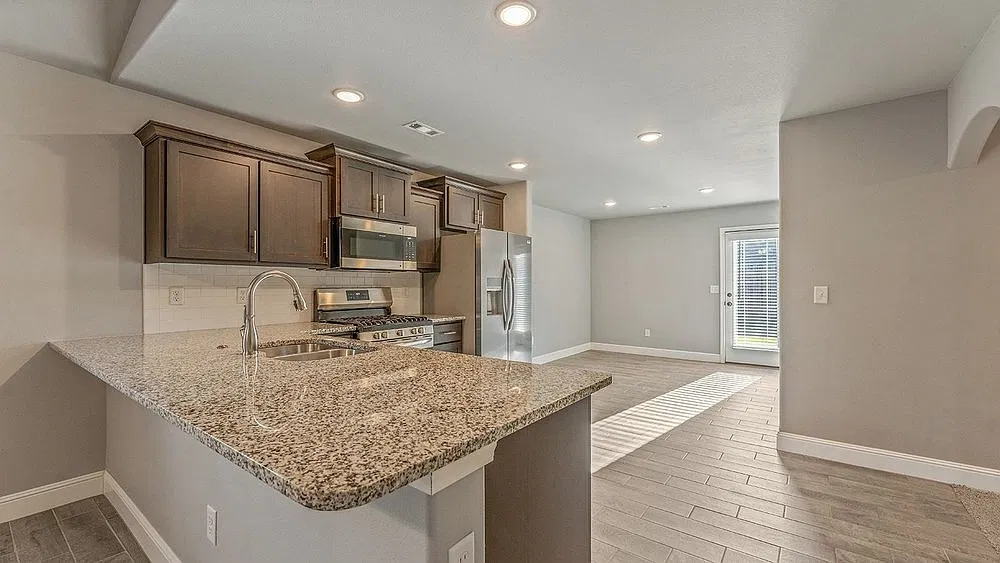 4 bed, 2.0 bath, 1433 sqft, $1,645 — Photo 4