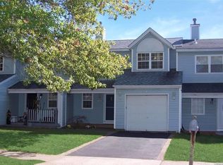 33 Oak St, Central Islip, NY