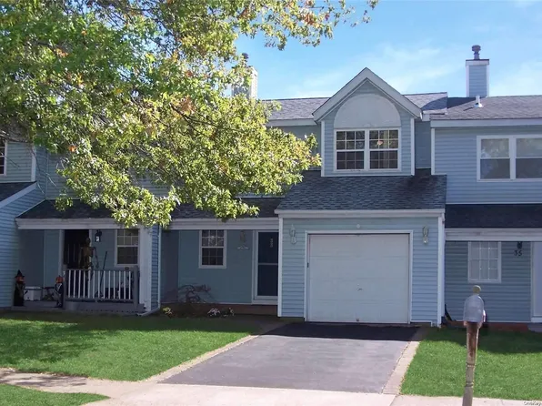 33 Oak Street, Central Islip, NY 11722