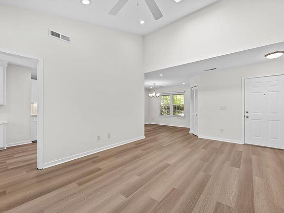 5th image of 1120 Daffodil Ln