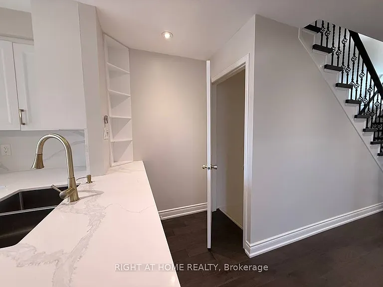 746 Walpole Cres #UPPER — Photo 25