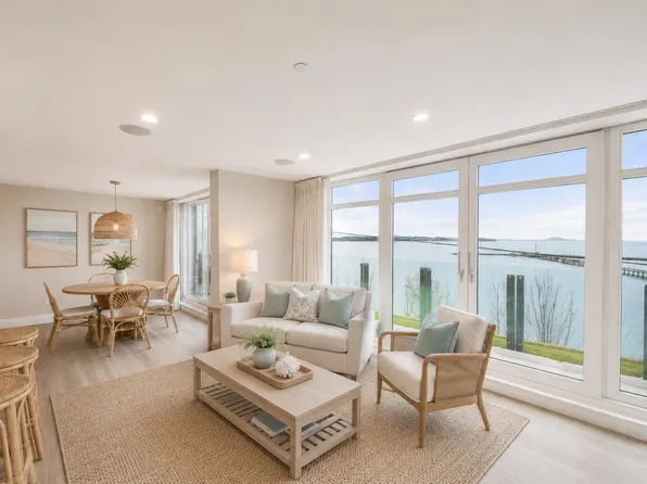 15097 Marine Dr #201, White Rock, BC V4B 1C5