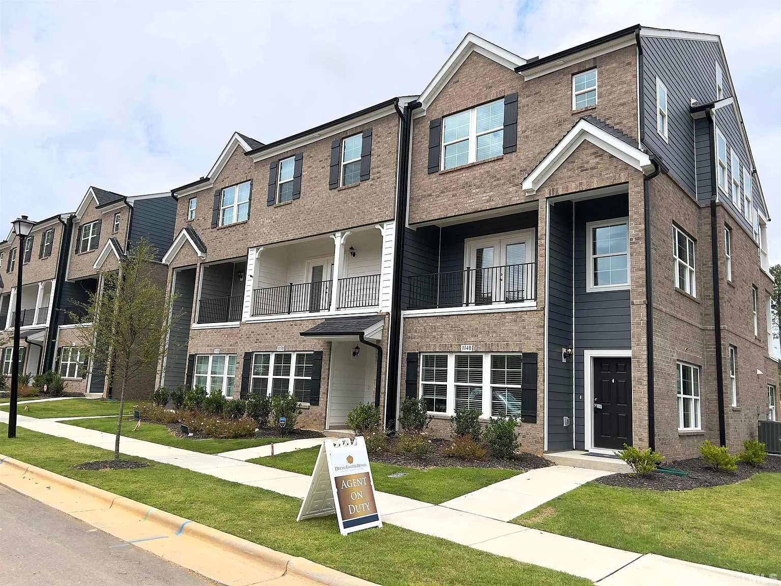 3 bed, 3.5 bath, 2245 sqft, $2,295 — Photo 2