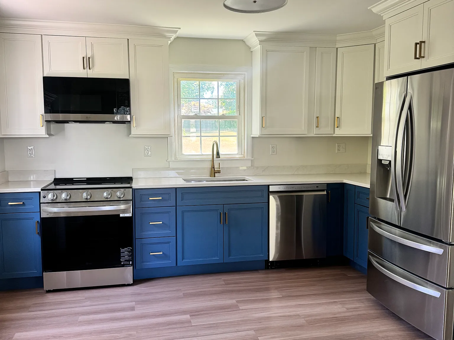 3 bed, 864 sqft, $3,300 — Photo 2