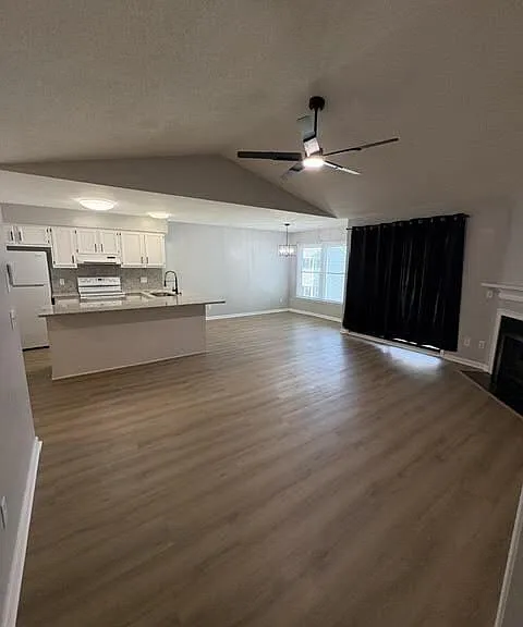 129 W Victoria Ct #E — Photo 2
