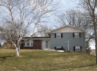 2390 Clydesdale Ct, Dubuque, IA 52001