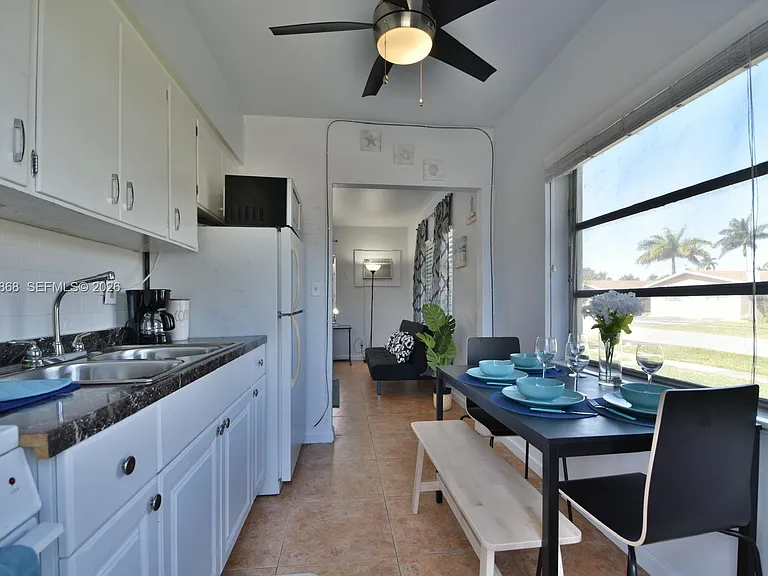 250 SE Park St #1 — Photo 3