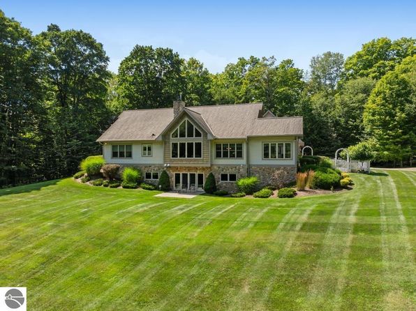 1750 Forest Ridge Trl, Charlevoix, MI 49720