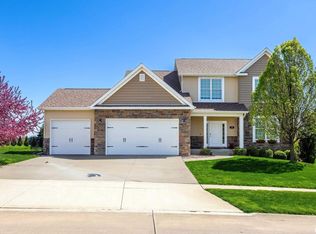 38 Cobblestone Ln, Le Claire, IA 52753