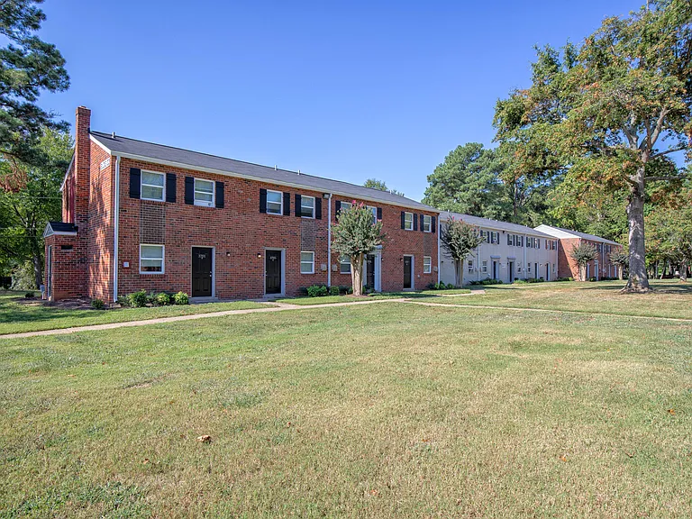 Crystal Lakes Apartments — Photo 6