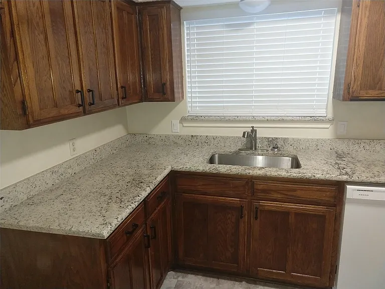 2110 Valleywood Dr — Photo 5