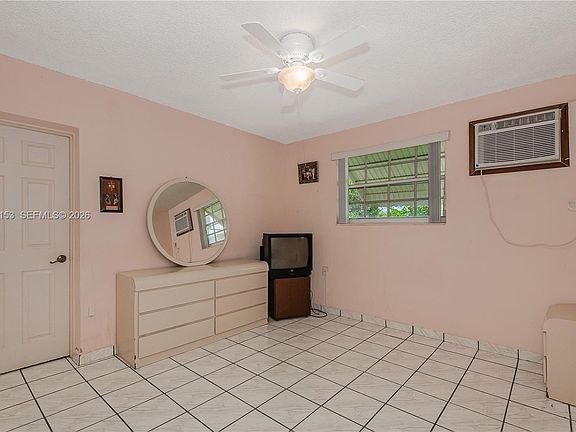 4th image of 292 W 39th Pl