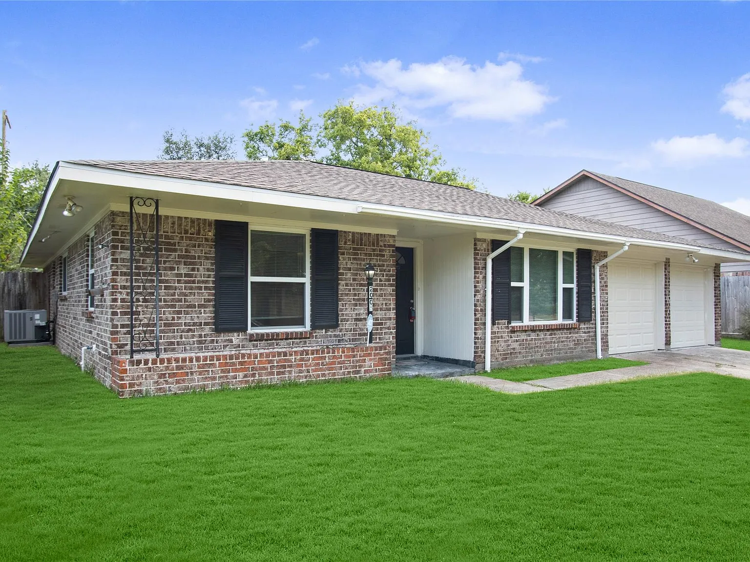 3 bed, 2.0 bath, 1434 sqft, $2,050 — Photo 2