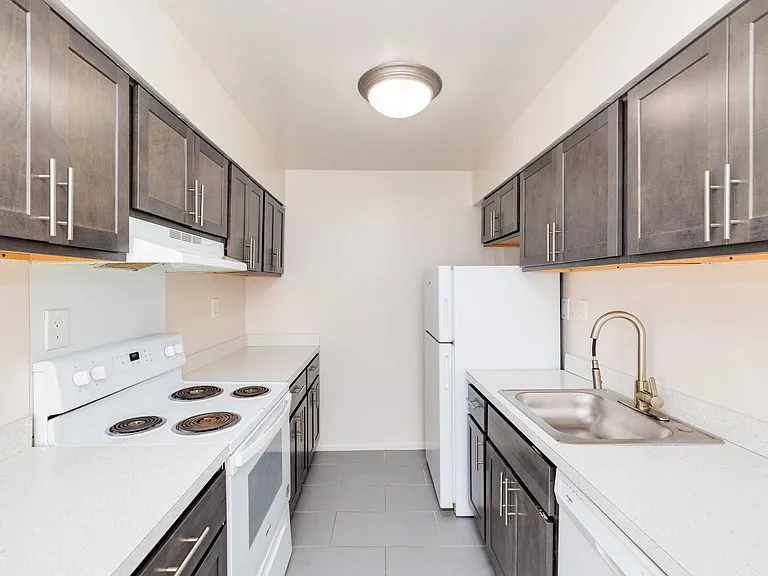 Lindenwood Apartments — Photo 10