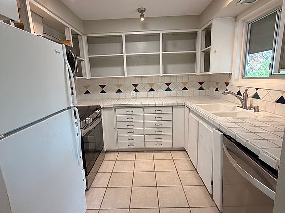 5th image of 2423 Old Lakeway Dr