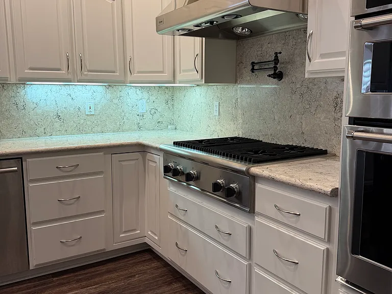 Thermador gas cooktop with stainless steel hood with heat lamps
