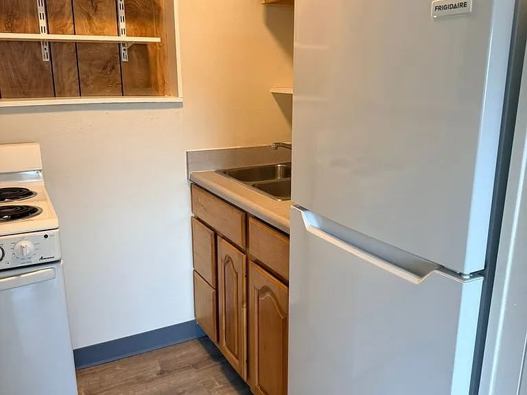 335 SW 4th St — Photo 8