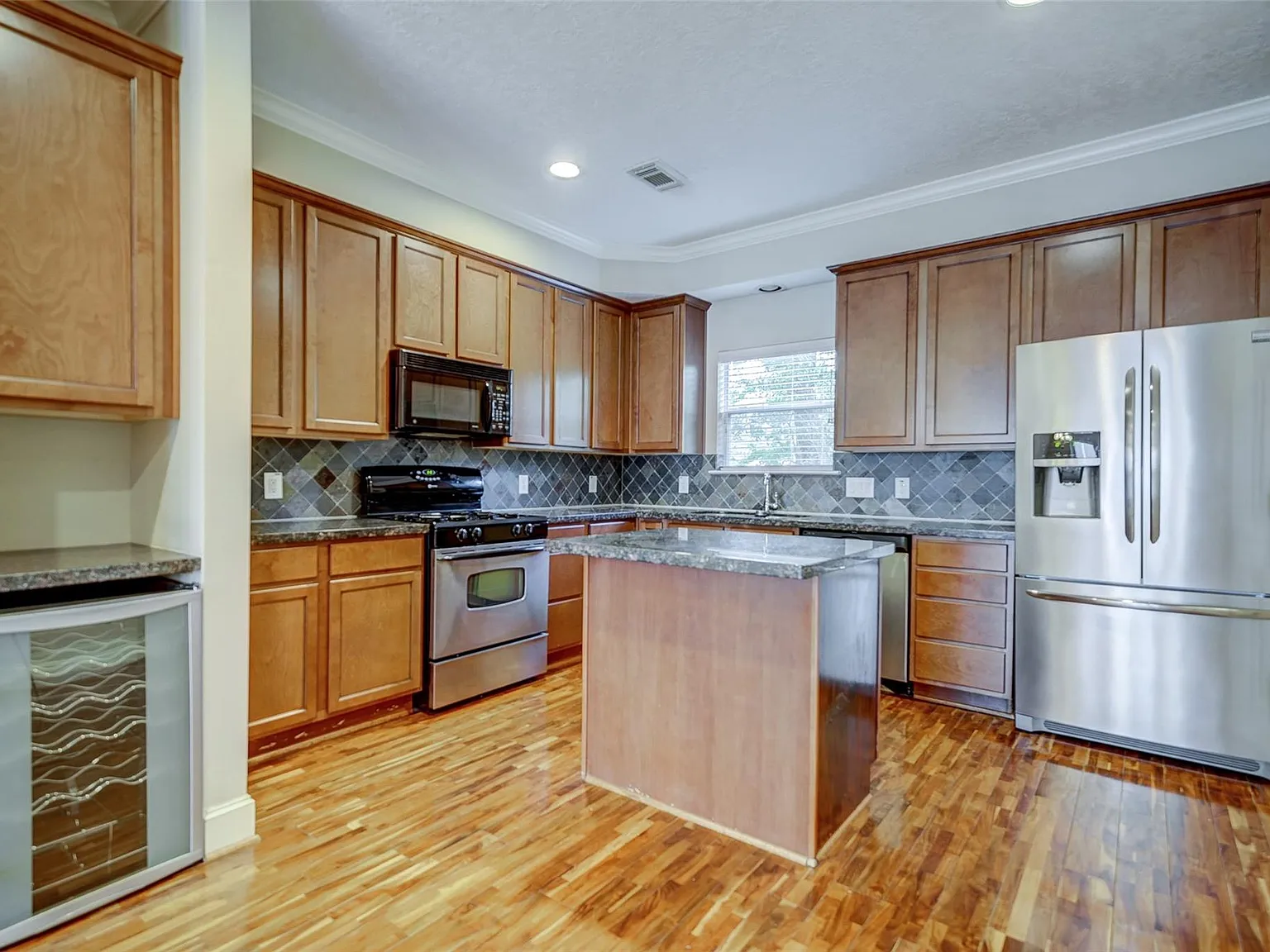 3 bed, 3.5 bath, 1979 sqft, $2,800 — Photo 4