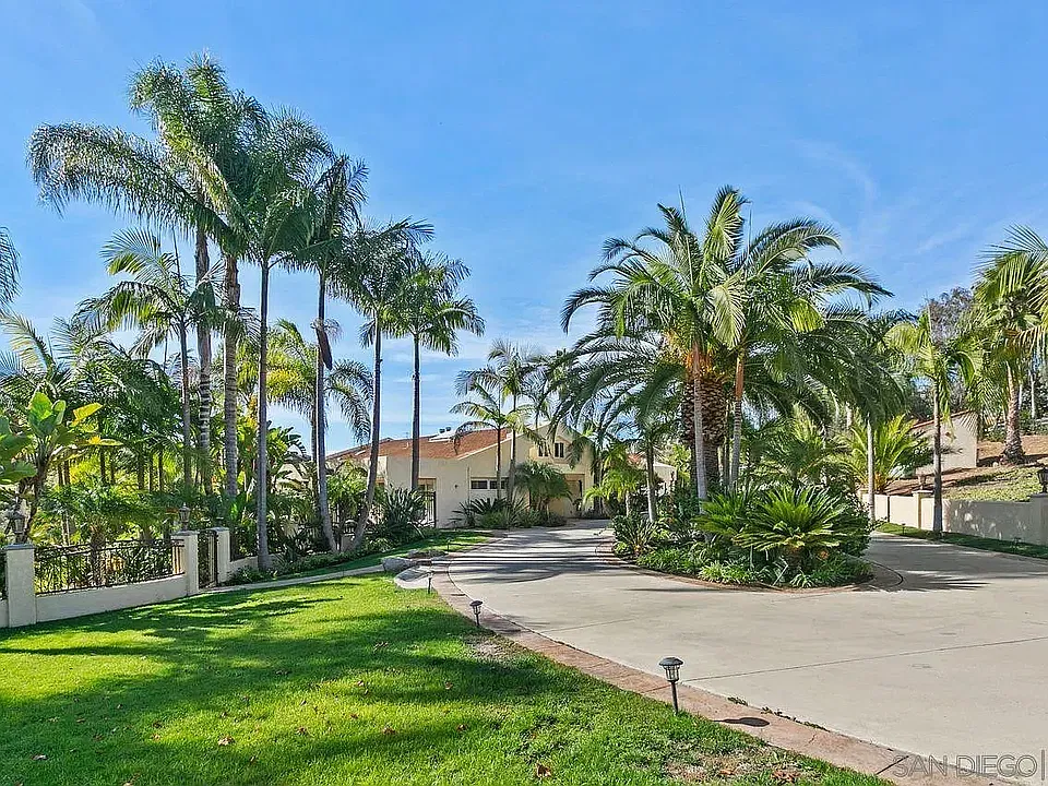 7881 Calle Dos Lagos