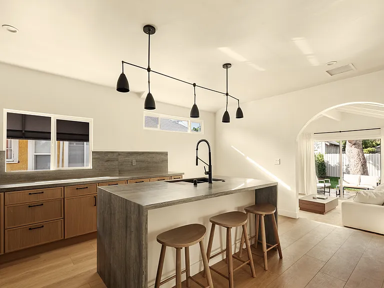 2057 W 28th St — Photo 12
