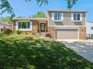 130 Robincrest Ln, Lindenhurst, IL 60046