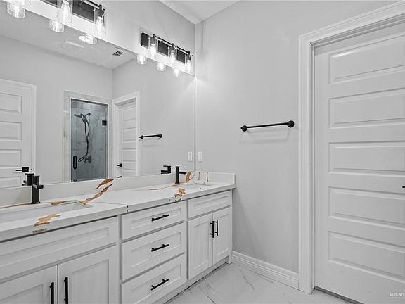 5th image of 2613 E Conroe Rd