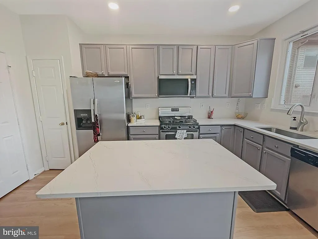 3 bed, 2.5 bath, 2005 sqft, $2,999 — Photo 3