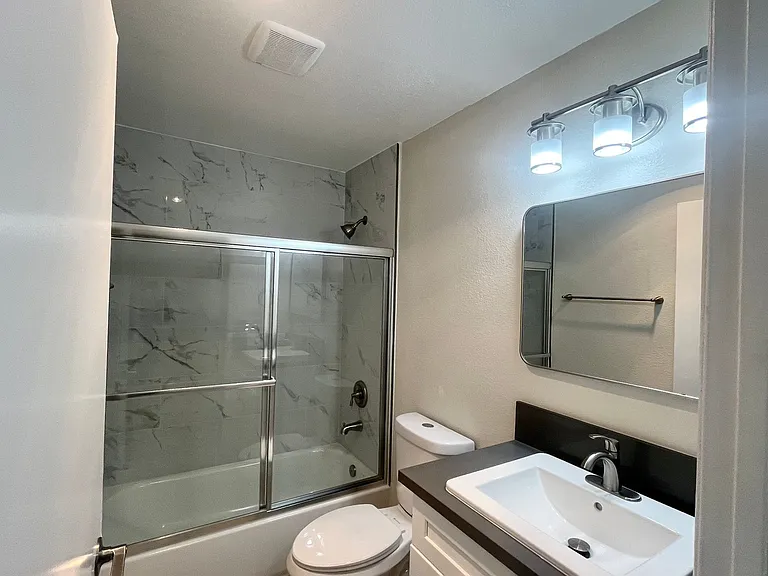 820 Glenoaks Apartments — Photo 7