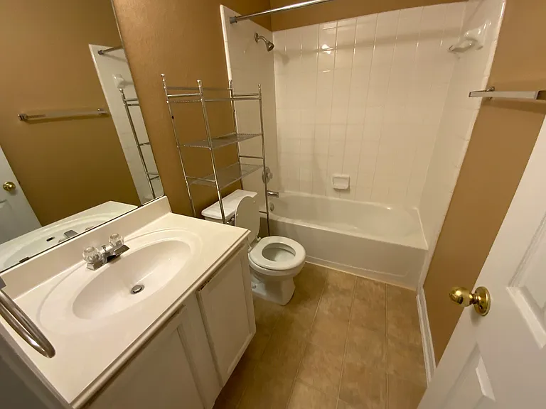 1120 Ascot St — Photo 5