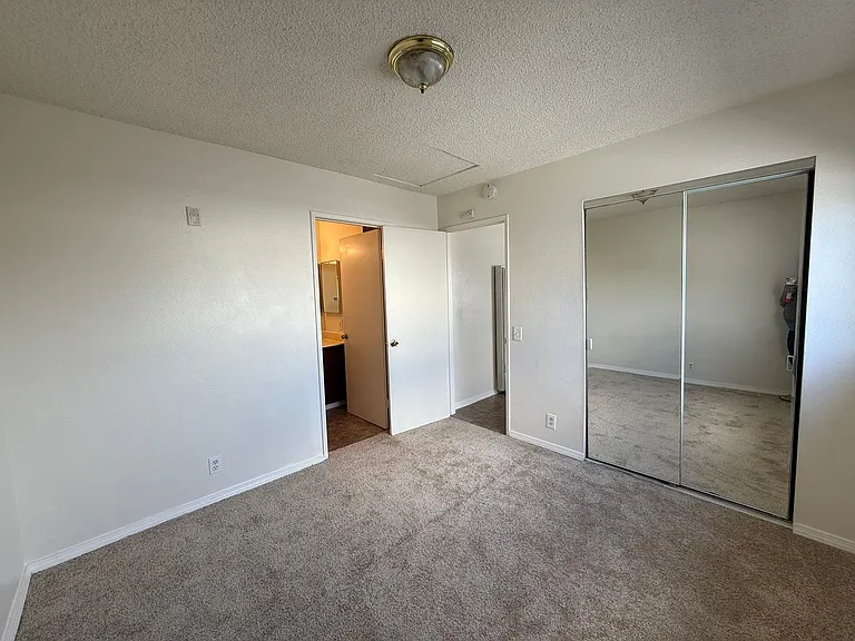 Apartment Building in North Park — Photo 19