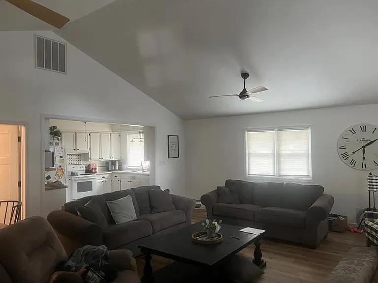 1706 W Chestnut St — Photo 3