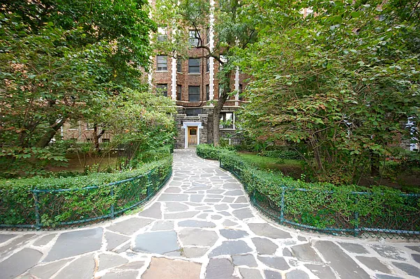 Sold by Re/Max In The City | media 27