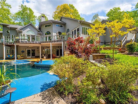 2nd image of 1070 Foxcliff Dr