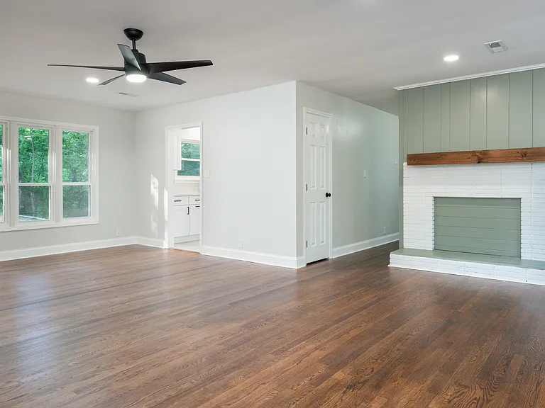 2319 Buena Vista Dr — Photo 2