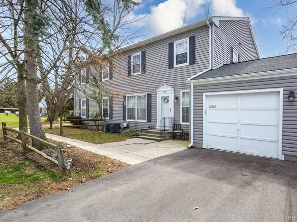 38716 Barnstable Ln #82, Clinton Township, MI 48038