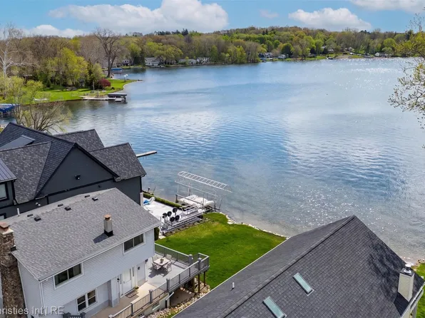 11417 N Shore Dr, Brighton, MI 48189
