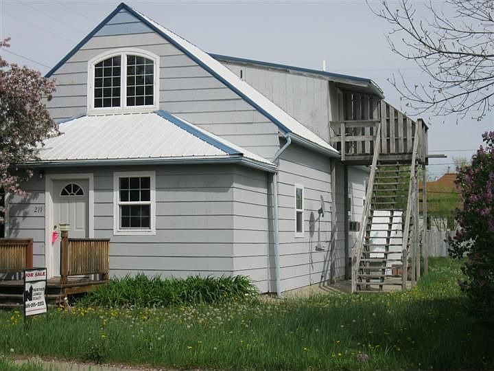 2nd image of 211 1st St W