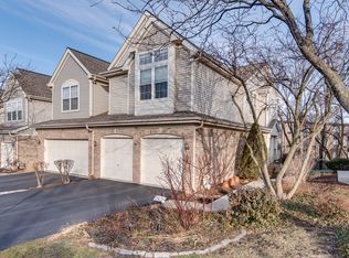 823 McKenzie Station Dr, Lisle, IL 60532