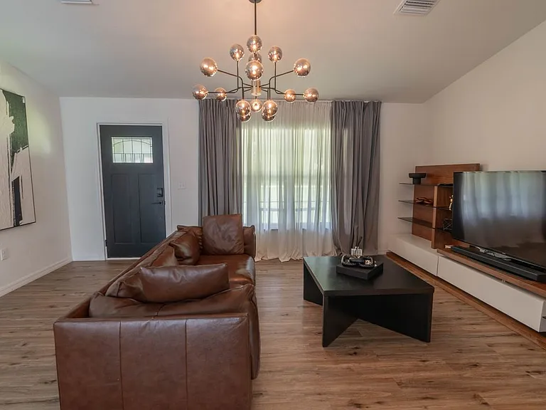 1641 SW 31st Ave — Photo 2
