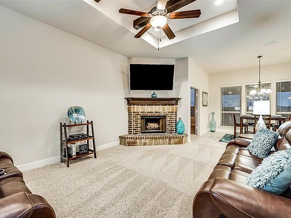 5th image of 402 Lone Star Dr