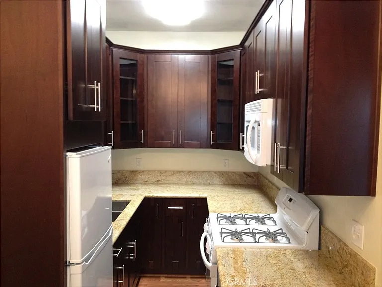 723 E 3rd St #11 — Photo 4