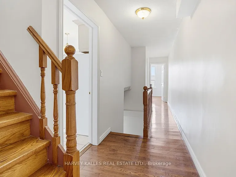 916 Bloor St W #UPPER — Photo 2