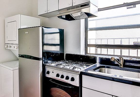 4th image of 20 A Ave #4