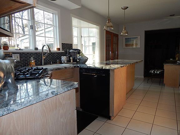 4th image of 1221 Evergreen Dr