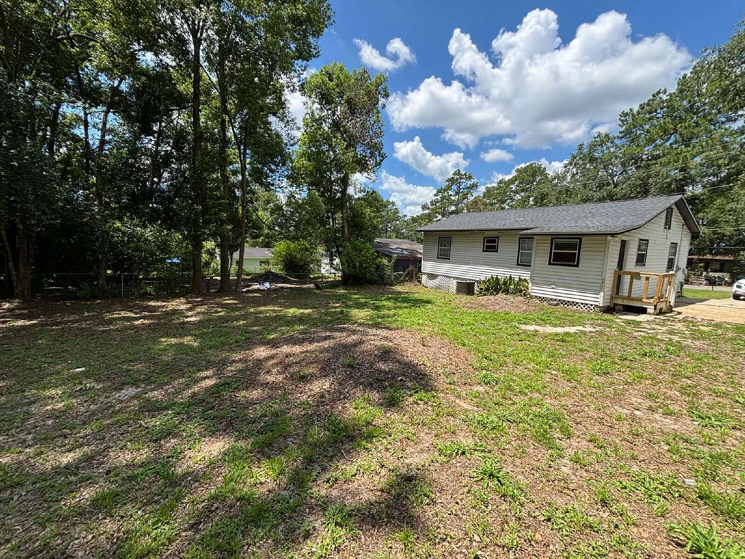 3 bed, 1.0 bath, 880 sqft, $1,350 — Photo 2